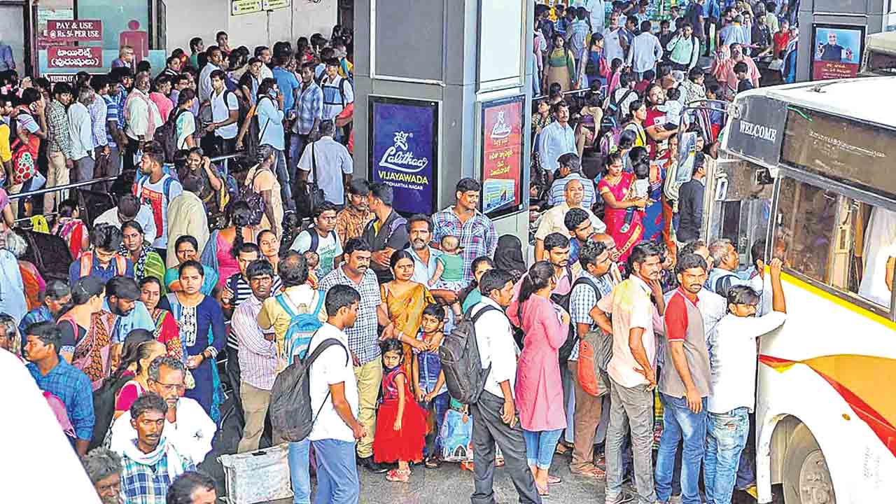 ‘మహాలక్ష్మి’కి మంగళం.. హైదరాబాద్‌ రూట్లో ఎక్స్‌ప్రెస్‌ బస్సుల కుదింపు
