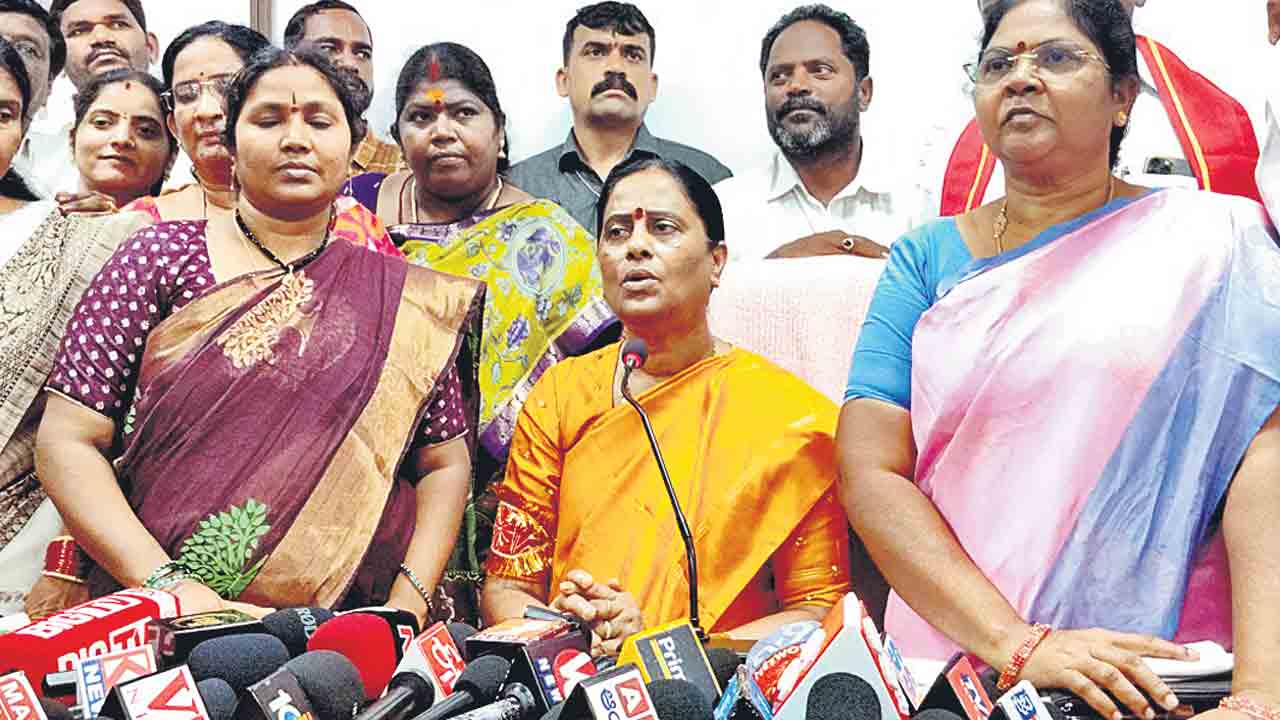 నోరు జారితే ఆడోళ్లతో కొట్టిస్తా.. మీ కుప్పిగంతులు నా దగ్గర కాదు కాంగ్రెస్‌ నేతలకు సురేఖ వార్నింగ్‌