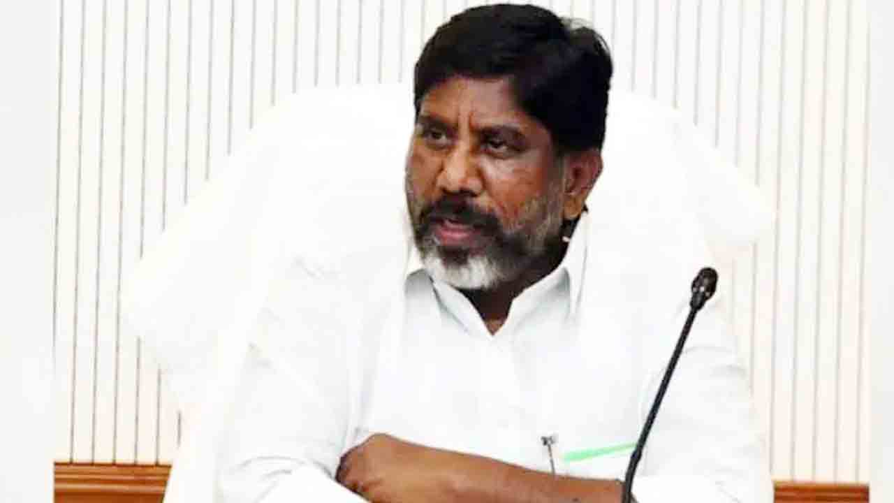 భట్టి చాంబర్‌ వద్ద స్వీపర్ల ఆందోళన