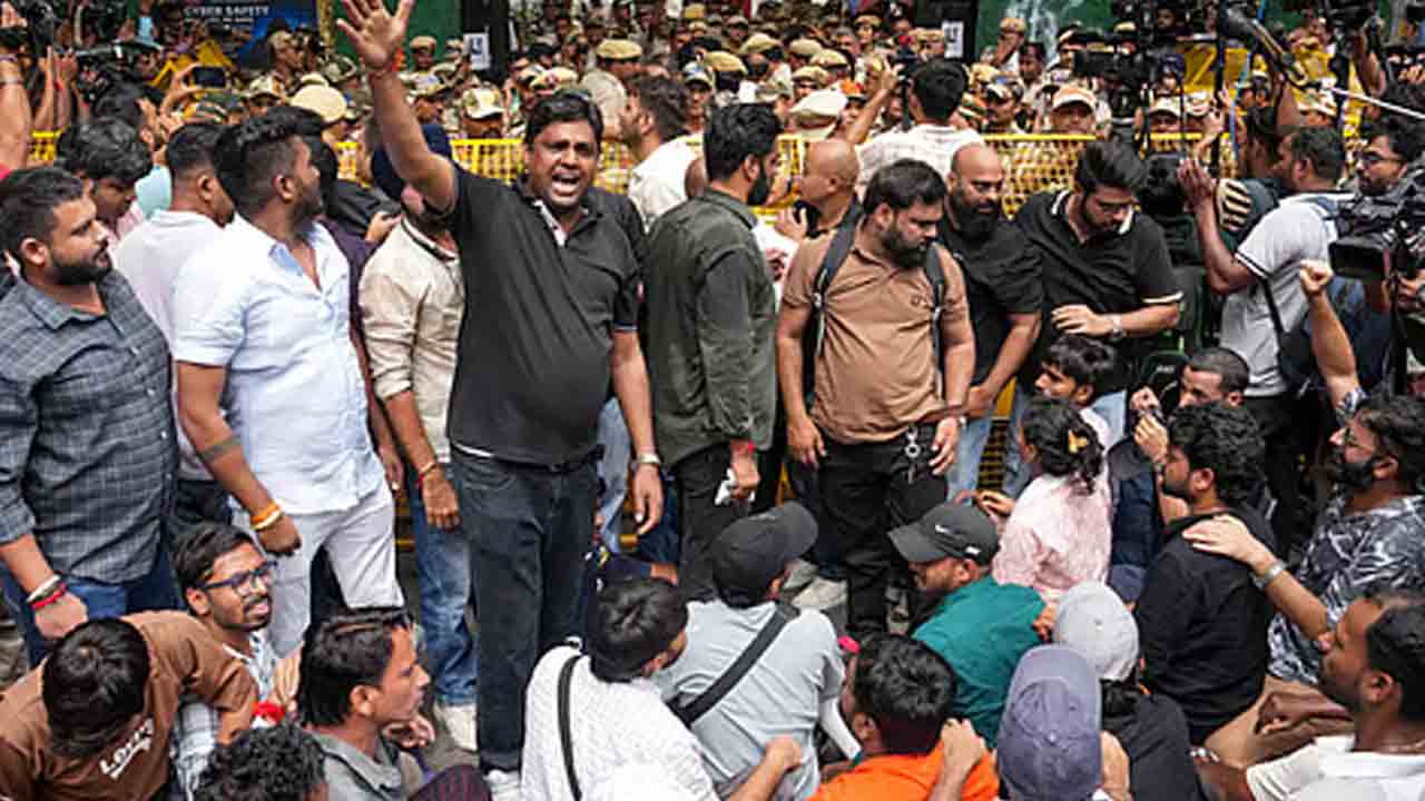 విద్యార్థిని తండ్రి తల పగులగొట్టా