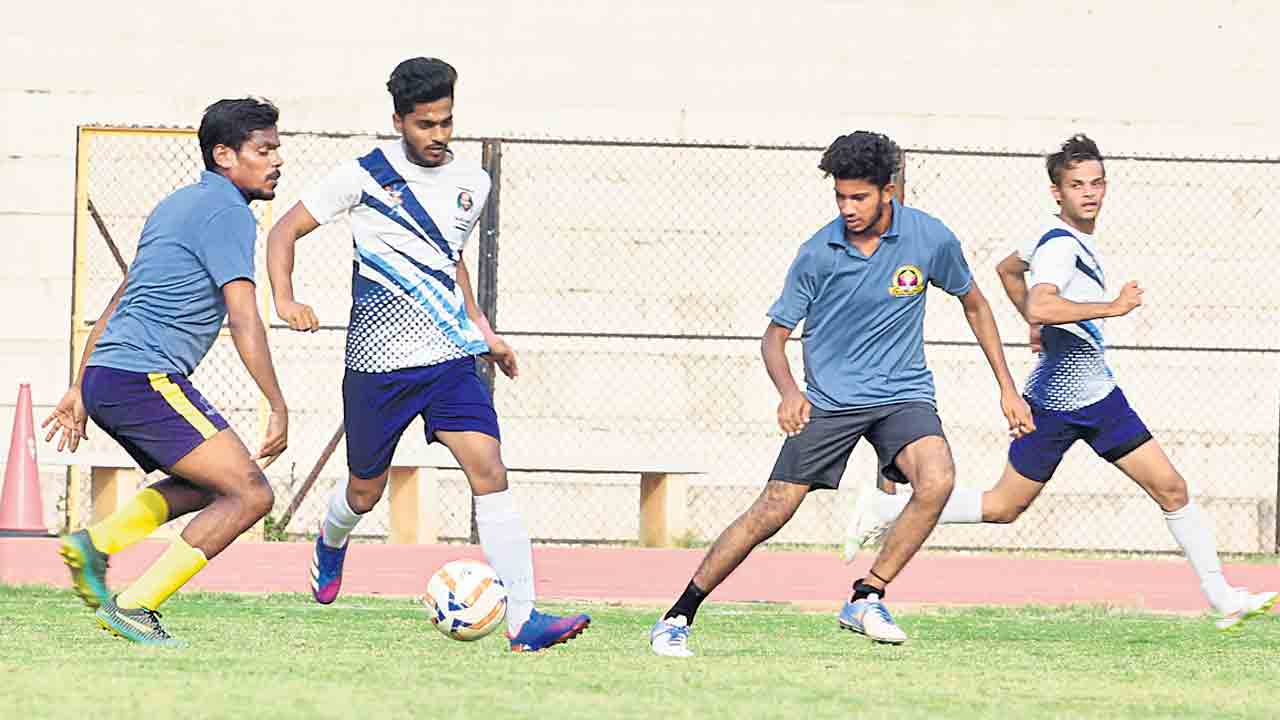 క్రీడాశాఖ ఫీ జులుం.. ప్రభుత్వ క్రీడా ప్రాంగణాల్లో కోచింగ్‌ ఫీజులు 5 నుంచి 10 రెట్ల పెంపు