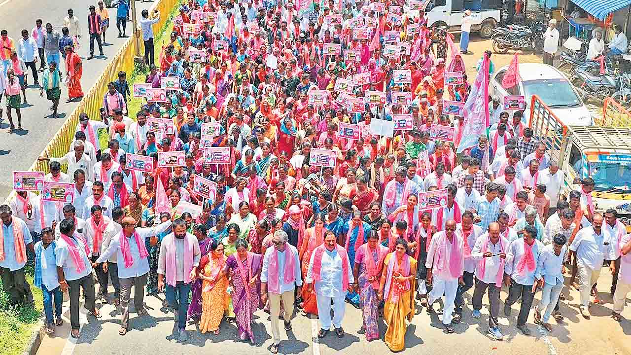 శుక్రవారం ఖమ్మం జిల్లా పెనుబల్లిలో భారీ నిరసన ర్యాలీ నిర్వహిస్తున్న సత్తుపల్లి మాజీ ఎమ్మెల్యే సండ్ర వెంకటవీరయ్య, పార్టీ నాయకులు, కార్యకర్తలు
