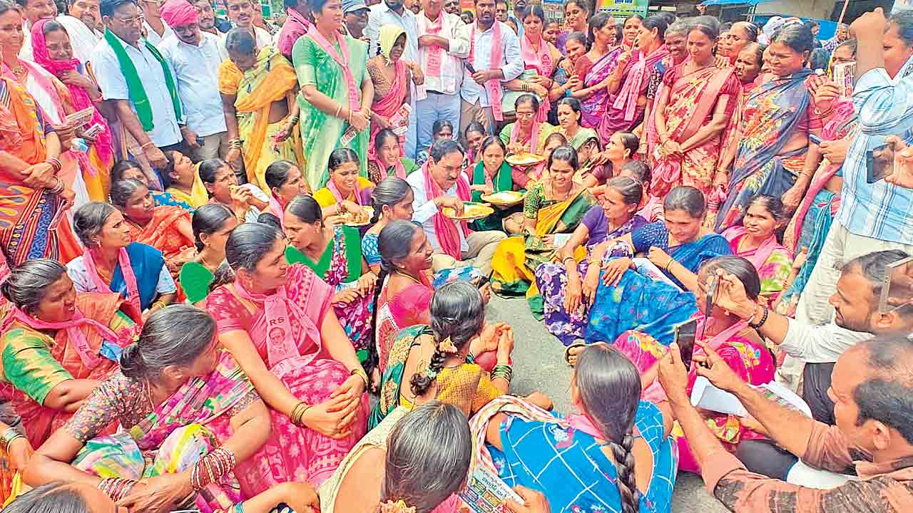 వరంగల్‌ జిల్లా రాయపర్తిలో వంటావార్పులో భాగంగా మహిళలతో కలిసి రోడ్డుపై భోజనం చేస్తున్న మాజీ మంత్రి ఎర్రబెల్లి దయాకర్‌రావు 