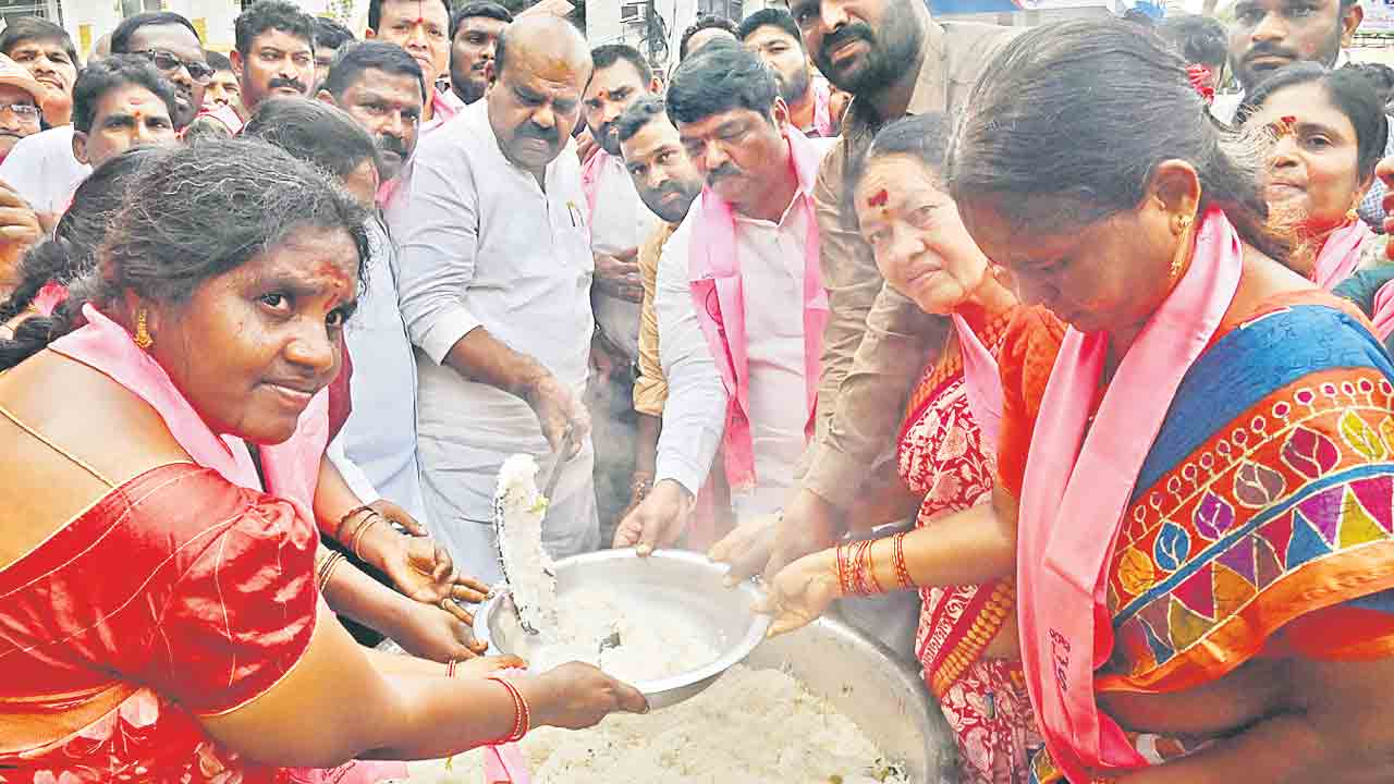 వరంగల్‌ పోచమ్మ మైదాన్‌ సెంటర్‌లో మాజీ ఎమ్మెల్యే నన్నపునేనితో కలిసి వంటావార్పులో పాల్గొన్న శాసనమండలి ప్రతిపక్ష నేత సిరికొండ మధుసూదనాచారి