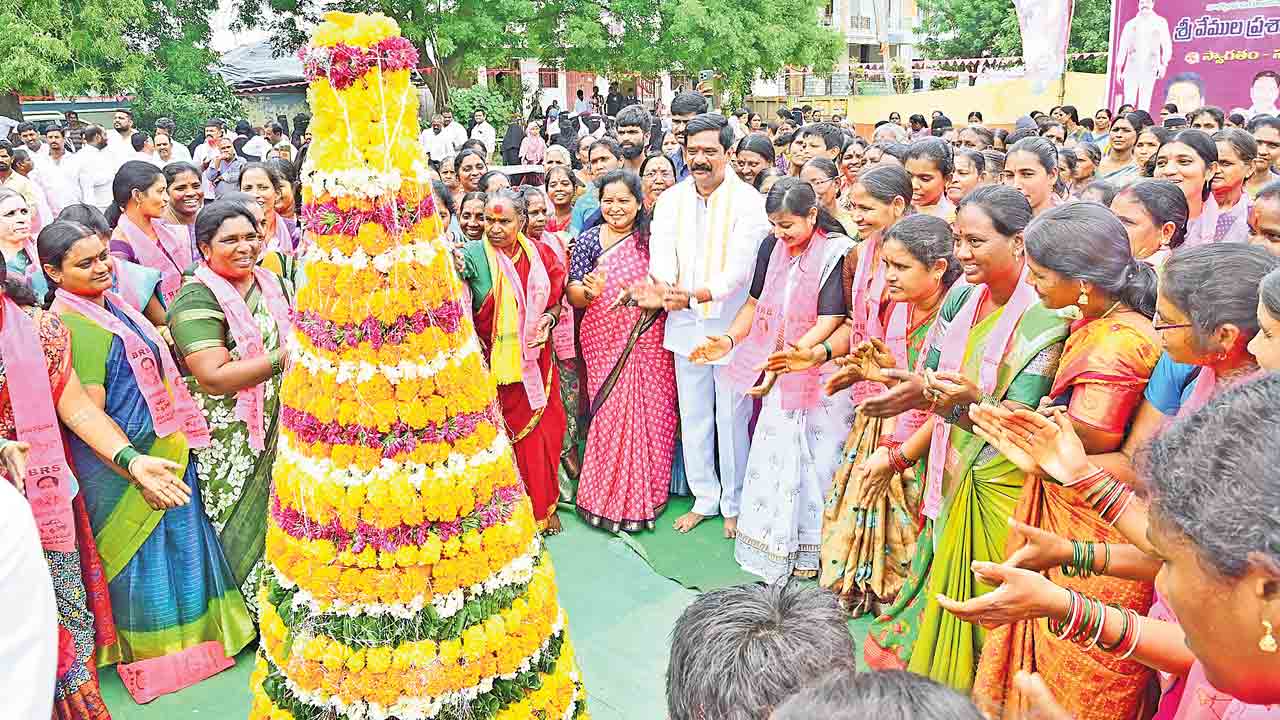 నిజామాబాద్‌ జిల్లా మోర్తాడ్‌లో నిర్వహించిన సదస్సులో మహిళలతో కలిసి బతుకమ్మ ఆడుతున్న మాజీ మంత్రి, ఎమ్మెల్యే వేముల ప్రశాంత్‌రెడ్డి