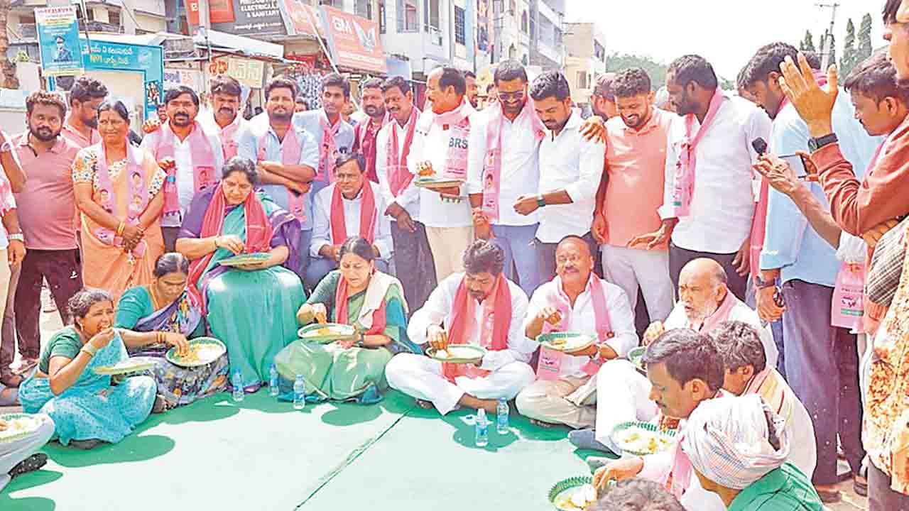 మహబూబాబాద్‌లో నిరసన తెలిపి భోజనం చేస్తున్న మాజీ మంత్రి సత్యవతి రాథోడ్‌, మాజీ ఎంపీ కవిత, మాజీ ఎమ్మెల్యే శంకర్‌నాయక్‌