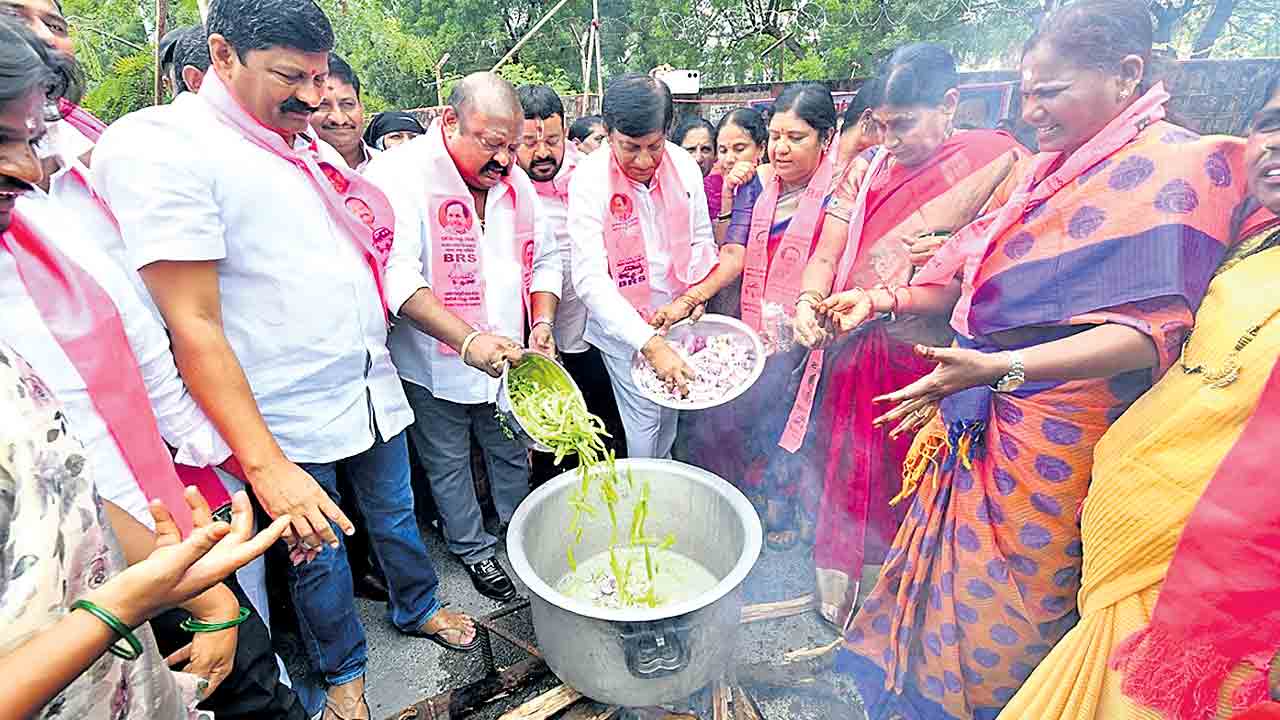 నడిరోడ్డుపై వంటసర్కార్‌కు మంట.. కాంగ్రెస్‌ వెయ్యి రోజుల వైఫల్య పాలనపై బీఆర్‌ఎస్‌ నిరసనలు