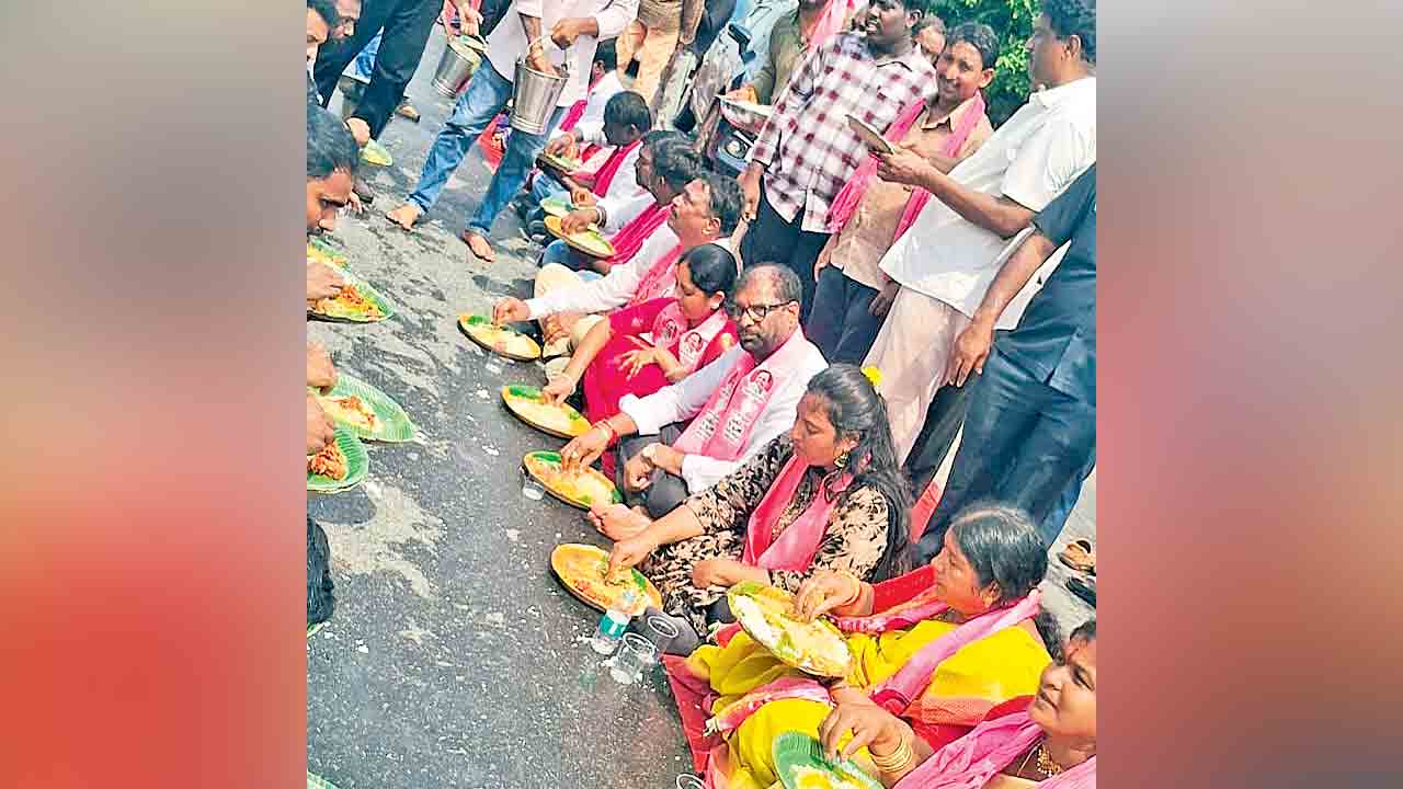 భద్రాద్రి జిల్లా కొత్తగూడెం కలెక్టరేట్‌ వద్ద వంటావార్పులో భాగంగా రోడ్డుపై బీఆర్‌ఎస్‌ శ్రేణులు, మహిళలతో కలిసి భోజనం చేస్తున్న ఎంపీ వద్దిరాజు రవిచంద్ర 