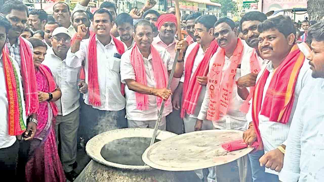 పెద్దపల్లి జిల్లా ధర్మారంలో కరీంనగర్‌-రాయపట్నం రహదారిపై వంటావార్పులో భాగంగా వంట చేస్తున్న మాజీ మంత్రి కొప్పుల ఈశ్వర్‌ 