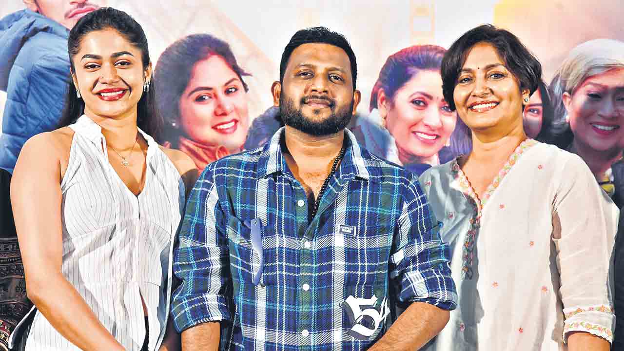 కుటుంబసమేతంగా చూస్తున్నారు