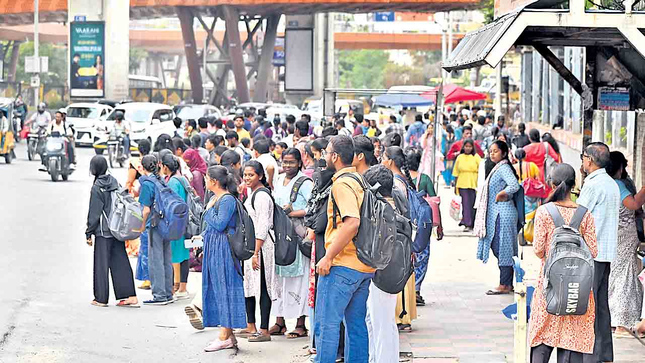 ఏ బస్సు ఎప్పుడొస్తదో?
