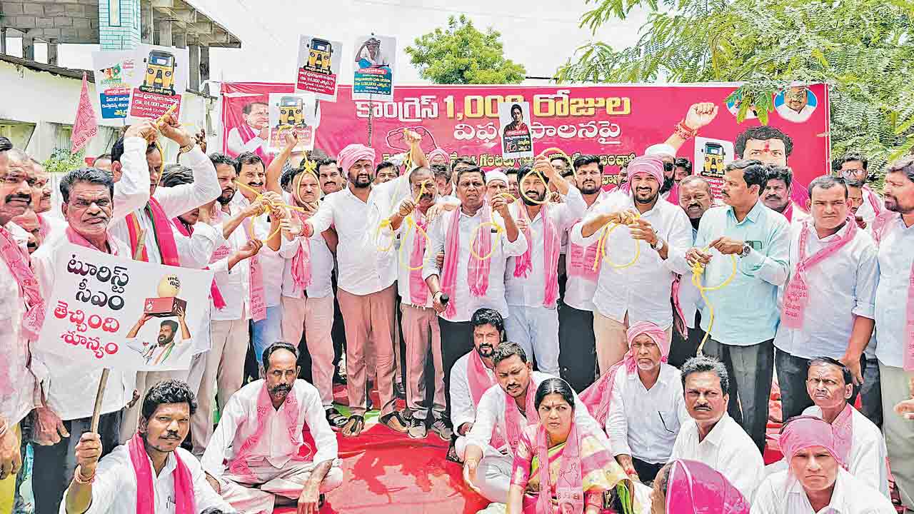 ఆదిలాబాద్‌ జిల్లా ఇచ్చోడలో ఎమ్మెల్యే అనిల్‌జాదవ్‌, నాయకులు ఉరితాళ్లతో నిరసన 