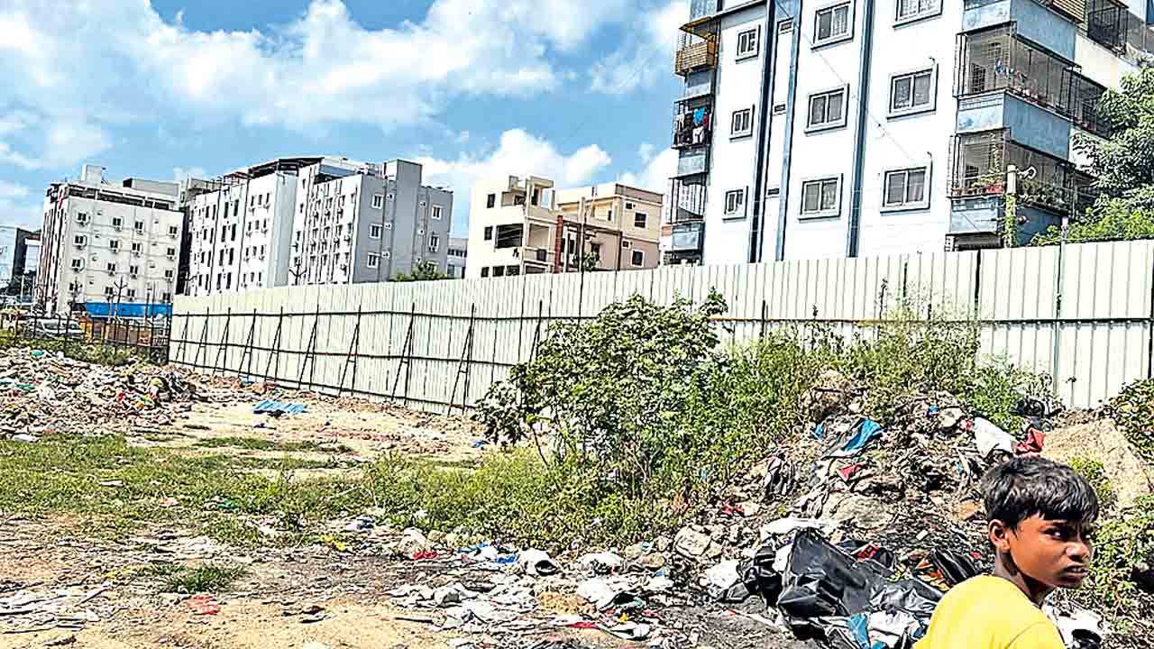 సున్నం చెరువులో ప్లాట్ల కబ్జాకు యత్నం!