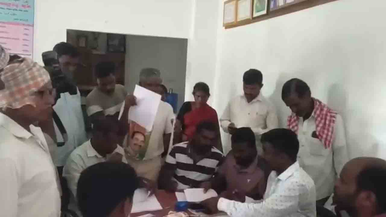 215 మంది ఎర్రవల్లి రైతులకు నోటీస్‌లు గ్రామ పంచాయతీ వద్ద ఒక్కొక్కరికి నోటీసులు