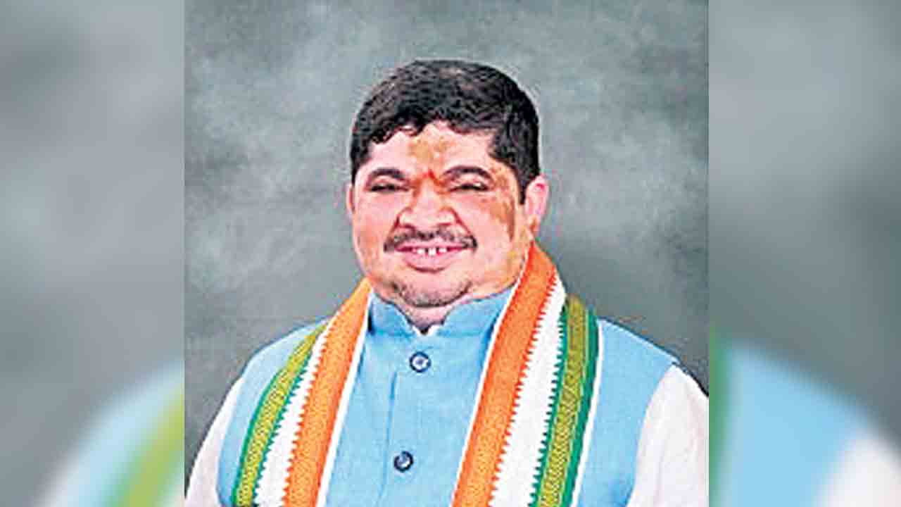 కుట్టుమిషన్లకు 4.6 లక్షల దరఖాస్తులు : పొన్నం
