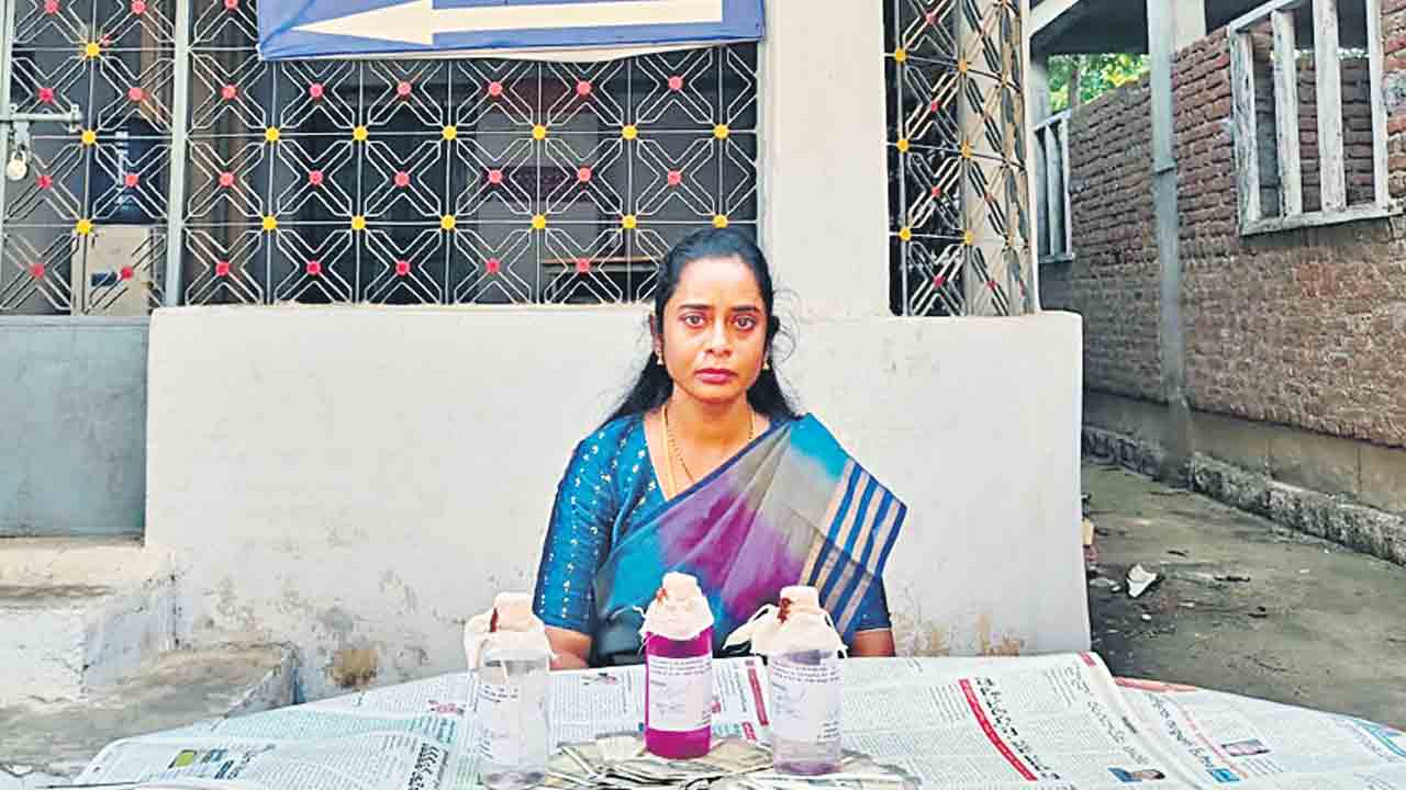 అంగన్‌వాడీల నుంచి 63 వేల లంచం