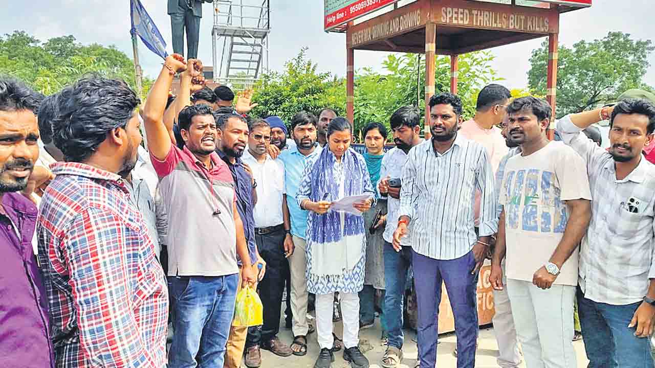 సర్వేయర్ల లైసెన్స్‌ రద్దుపై ఆగ్రహం