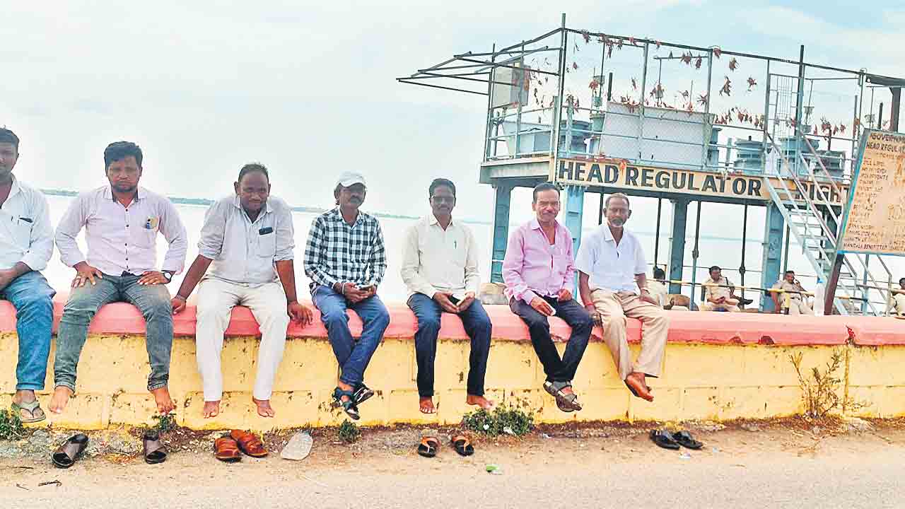 రైతులపై సర్కార్‌ ప్రతాపం