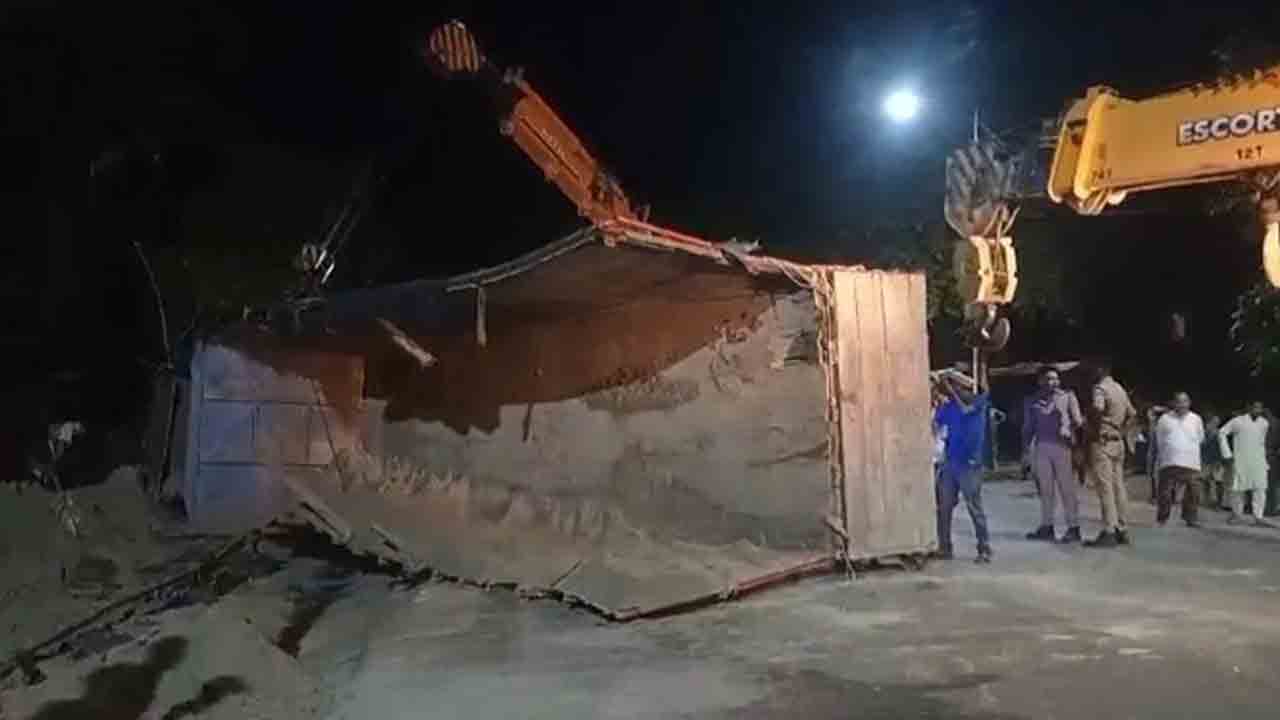 ఇసుక లారీల ప్రమాదాల్లో 12 మంది మృతి