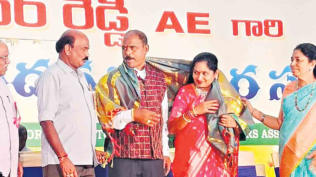 అంకితభావమే ఉద్యోగికి కీలకం