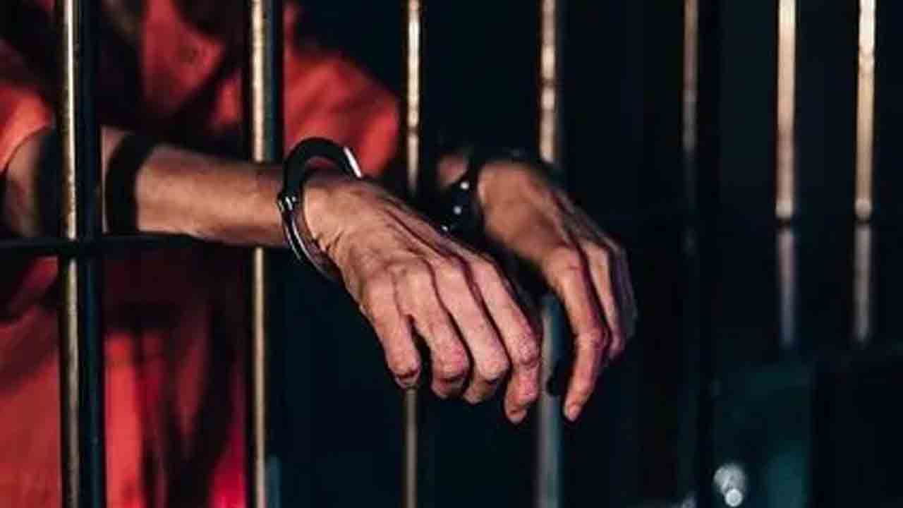 మున్సిపల్‌ కమిషనర్‌ శశిధర్‌కు నెల జైలు