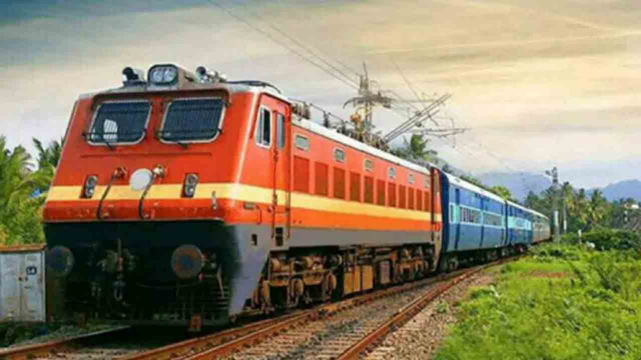 రైళ్ల రాకపోకలకు అంతరాయం
