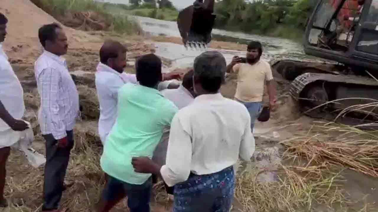 రైతులపై ఇసుక మాఫియా దాడి