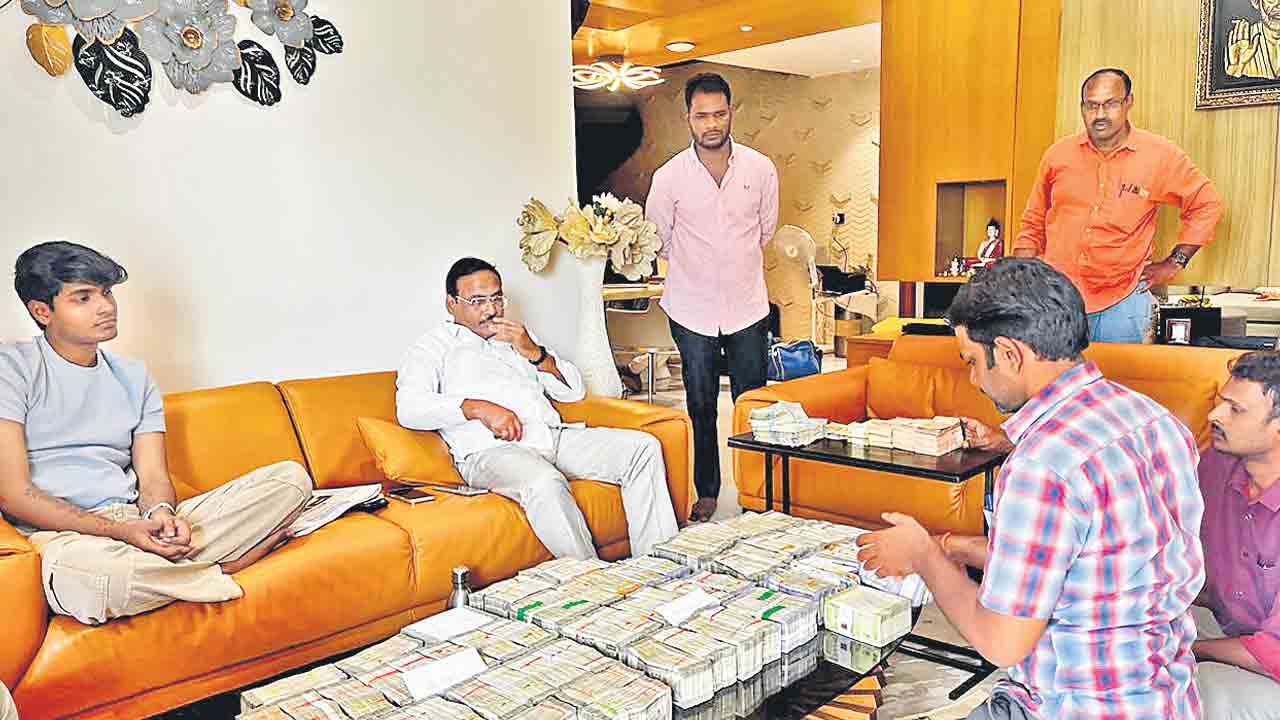 భీంరెడ్డి బినామీల ఇండ్లల్లో కోట్ల కట్టలు