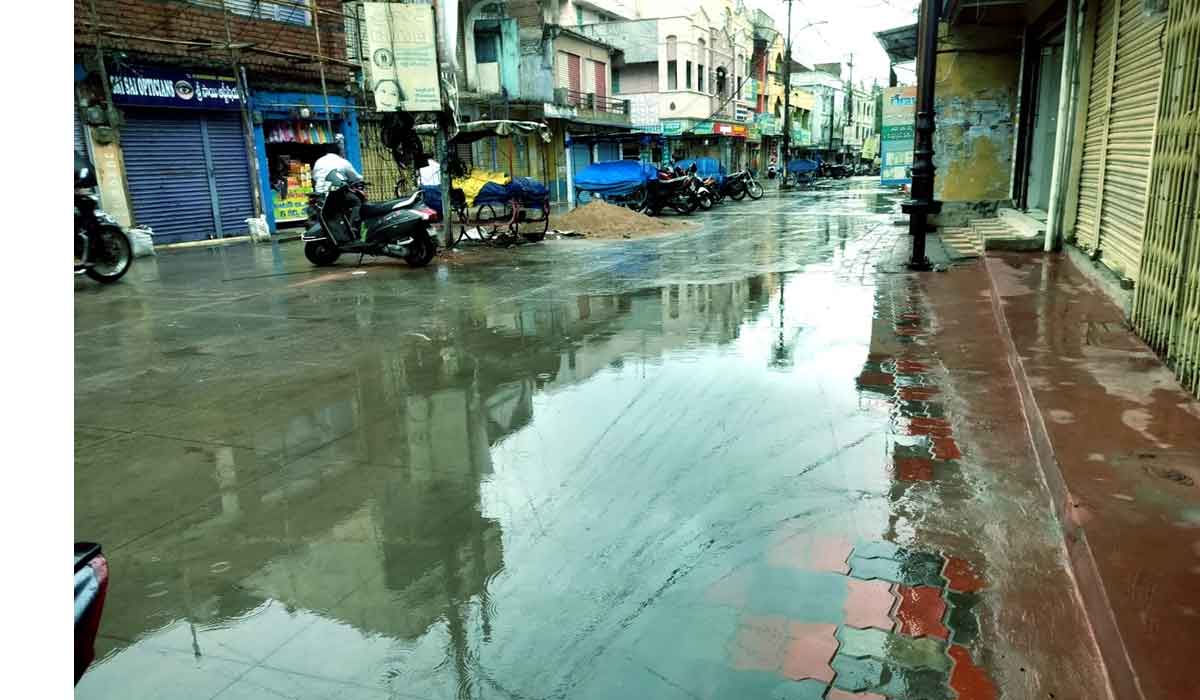 Godavarikhani | వాగులను తలపిస్తున్న గోదావరిఖని లక్ష్మినగర్ రోడ్లు.. కార్పొరేటర్‌ ఆకారపు రేఖ