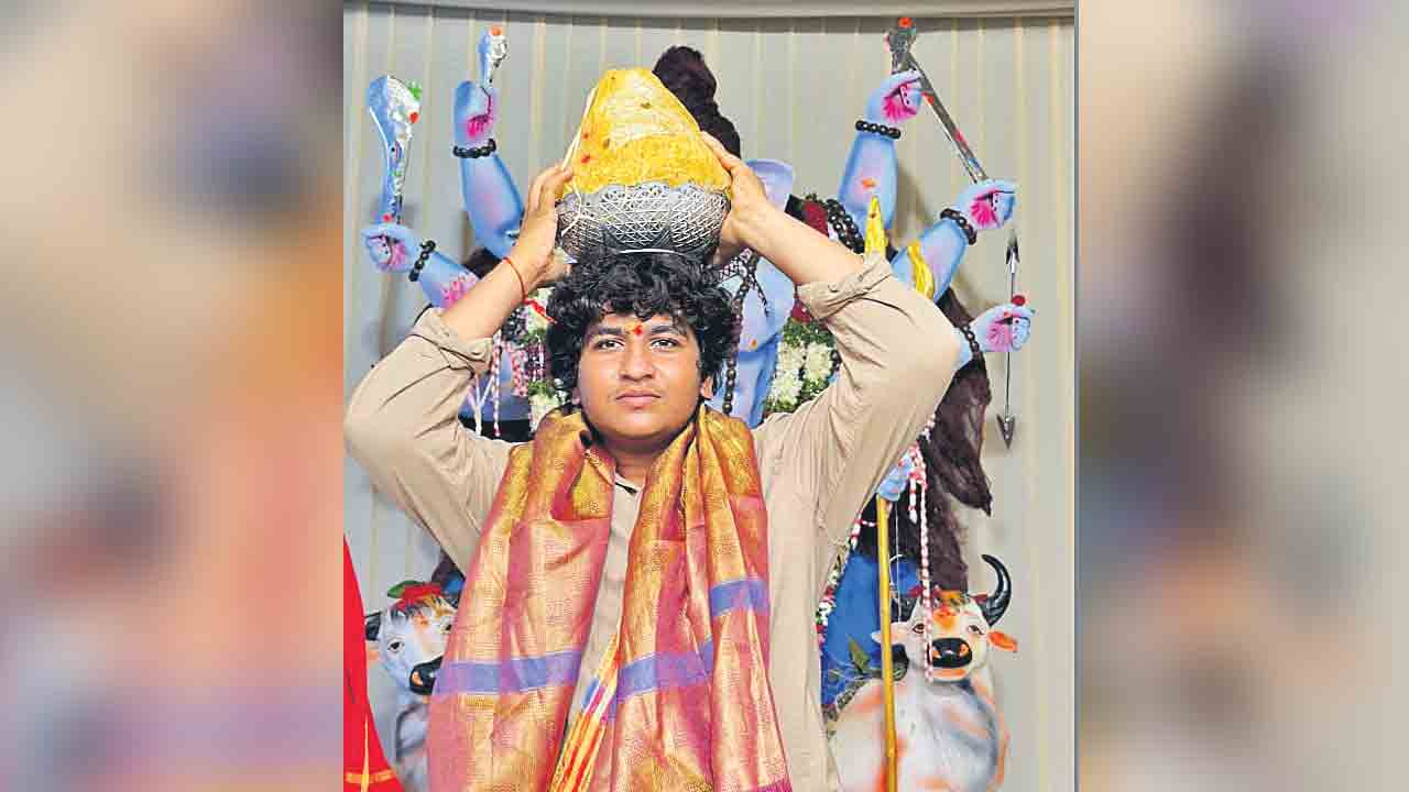 వేలంలో లడ్డూ దక్కించుకున్న ముస్లిం యువకుడు