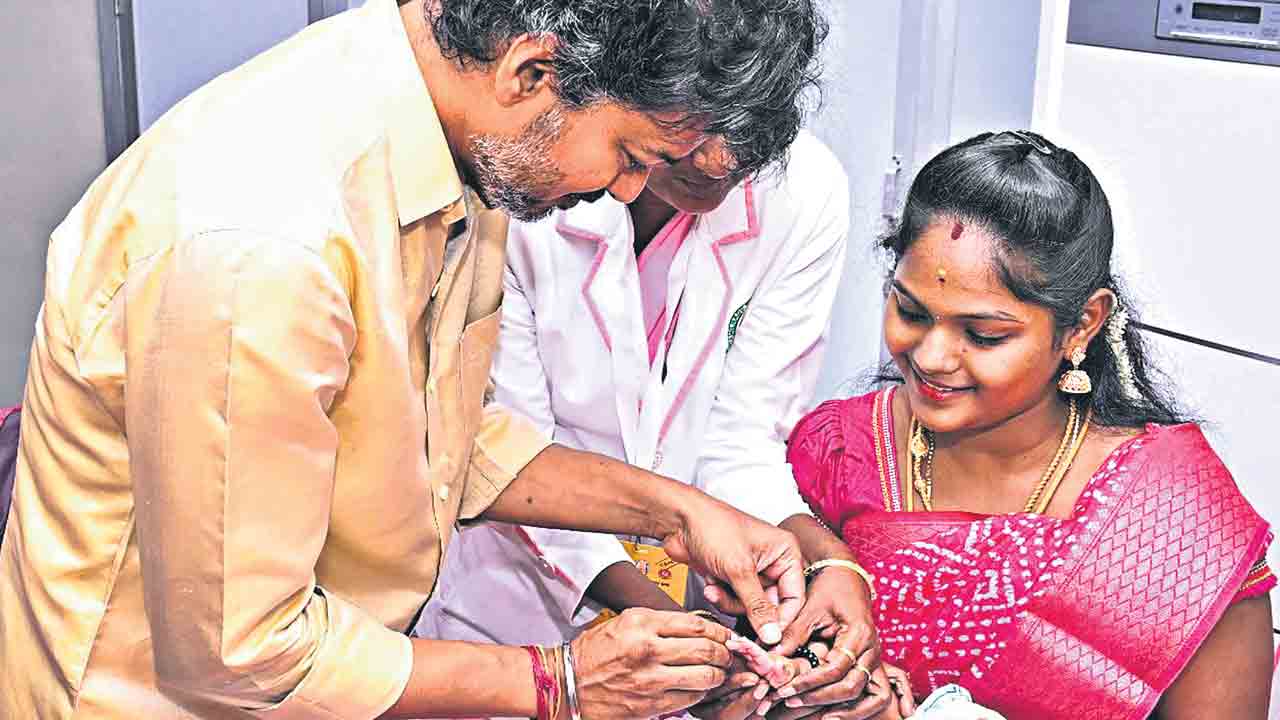 అక్కడ ‘పసి’డి నవ్వులు.. ఇక్కడ దగాపడ్డ ఆడబిడ్డలు!