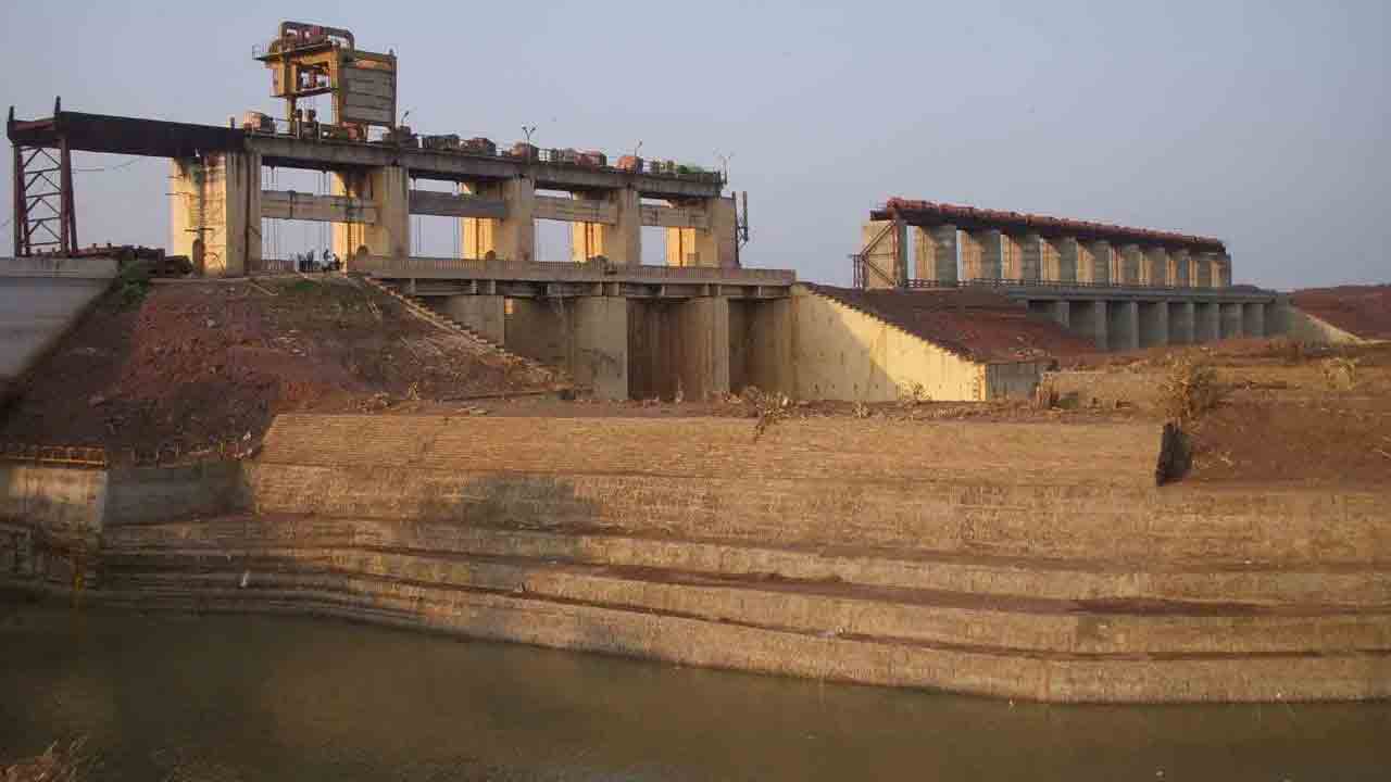 పోతిరెడ్డిపాడులో కొట్టుకుపోయిన గేటు