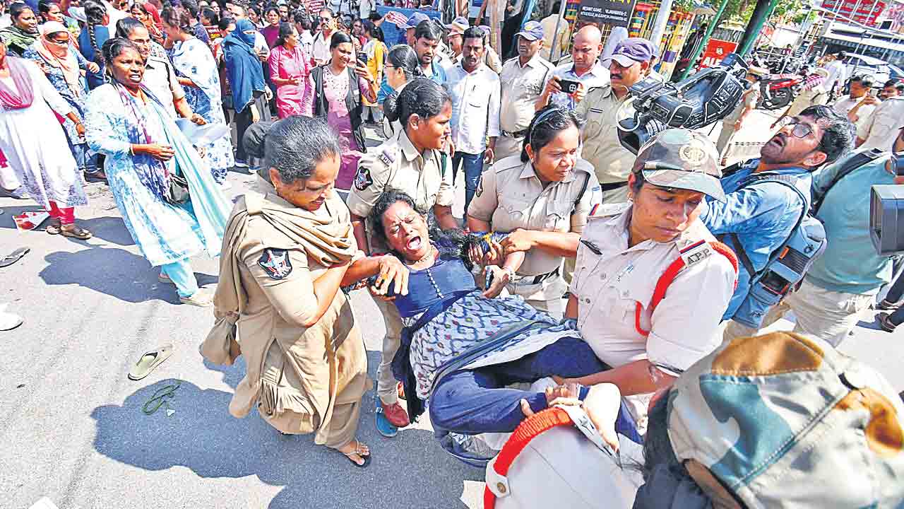 ఉద్యోగులపై బాబు సర్కార్‌ దమనకాండ