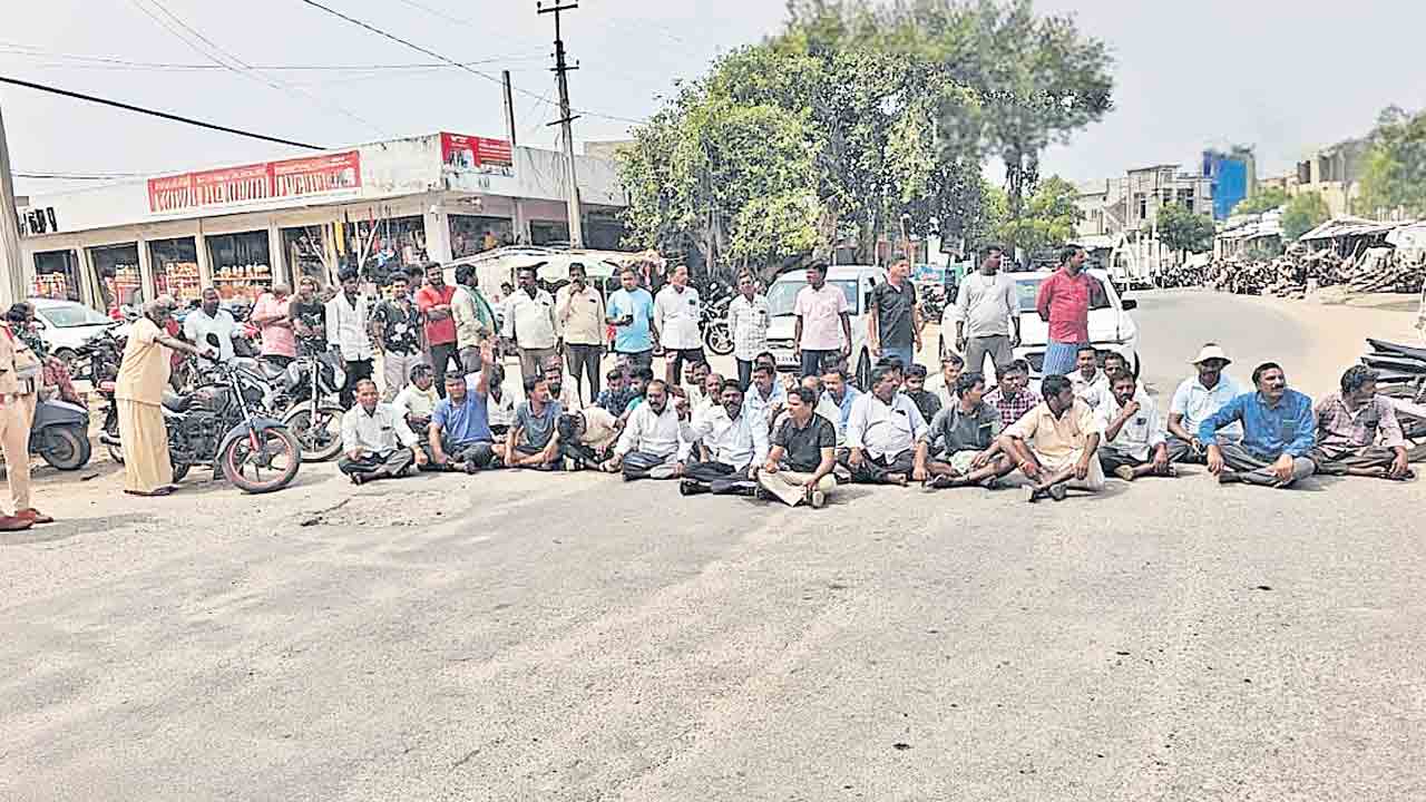 కరెంటియ్యరు.. పంటలు కాపాడరు!
