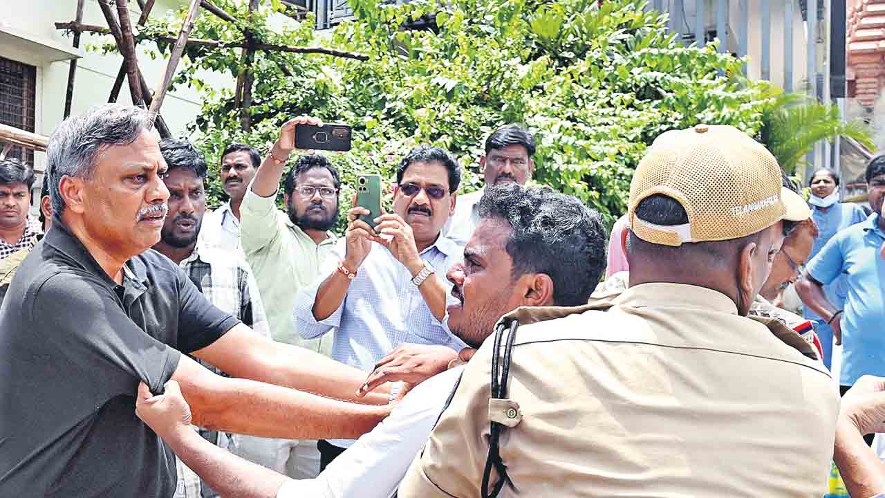 ఎమ్మెల్సీ నవీన్‌ను నూకిపారేశారు