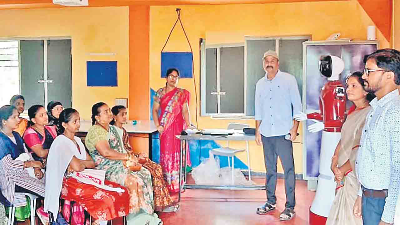 సిరిసిల్ల గీతానగర్‌ స్కూల్లో హ్యూమనాయిడ్‌ రోబో