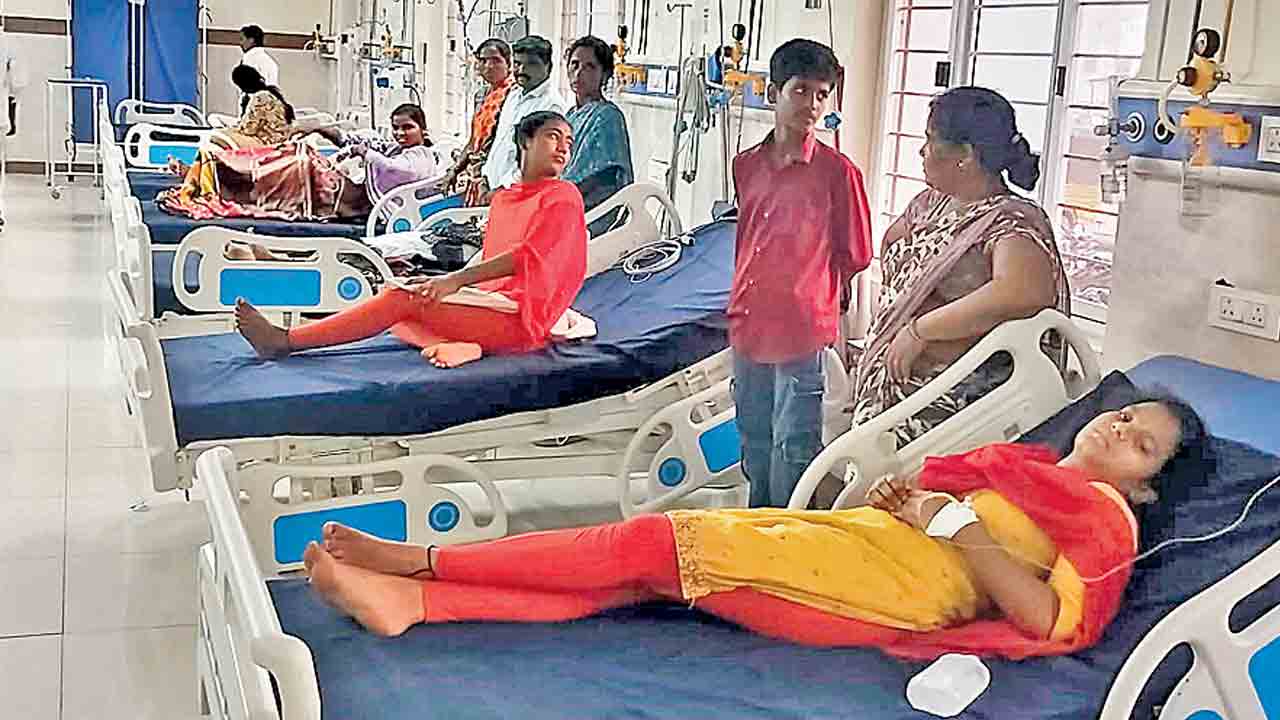 ధన్వాడ మాడల్‌ స్కూల్‌లో ఫుడ్‌పాయిజన్‌