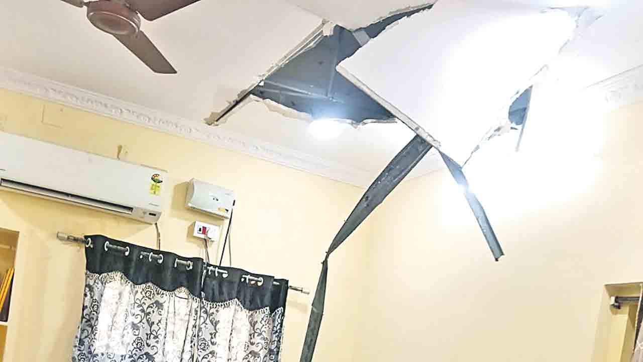 ఆర్‌అండ్‌బీ ఆఫీస్‌లో కూలిన పైకప్పు పెచ్చులు