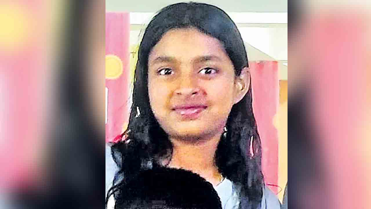 బాలికను చిదిమేసిన బస్సు