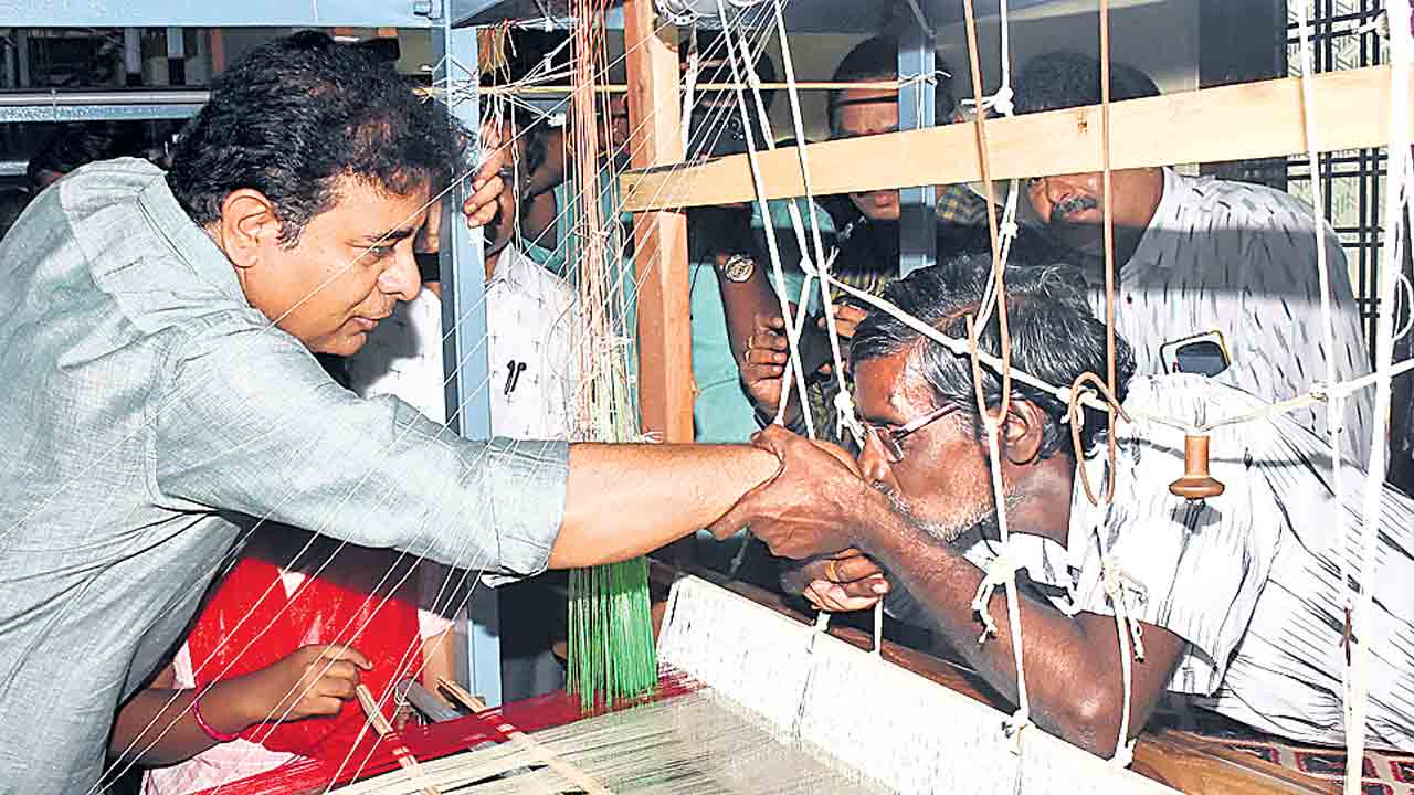 నేతన్నకు బాకీ పడిన 60 కోట్లు ఎప్పుడిస్తరు?
