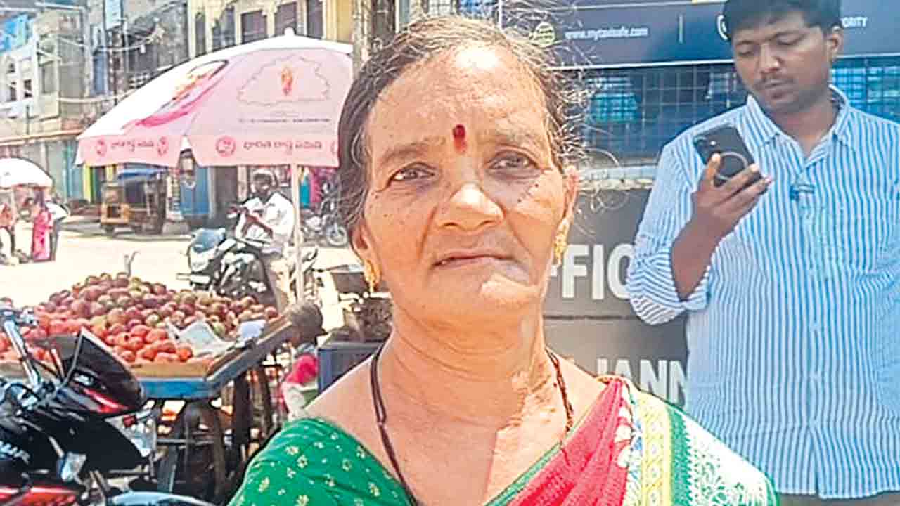 కేసీఆర్‌ మేనమామోలె సూసిండు