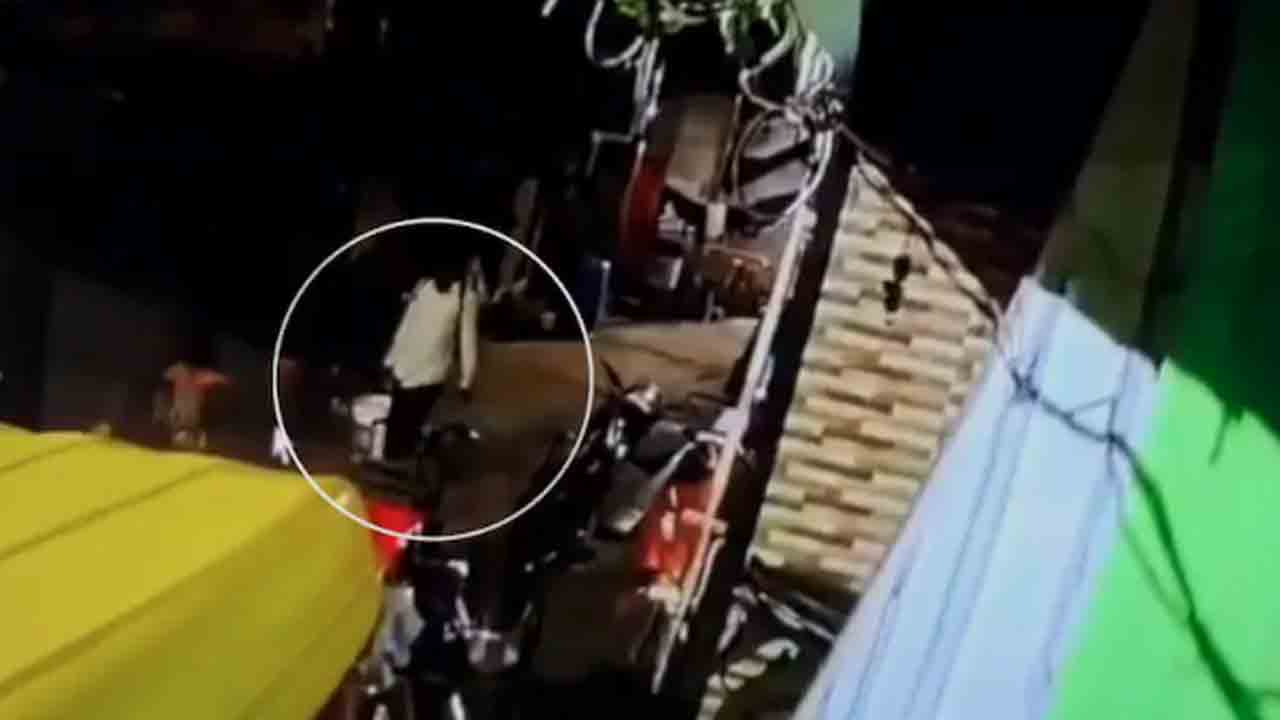 6 Of Family Die In Fire | బకెట్‌తో ఒక ఇంట్లోకి ప్రవేశించిన వ్యక్తి.. అగ్నిప్రమాదంలో ఆరుగురు   మృతి