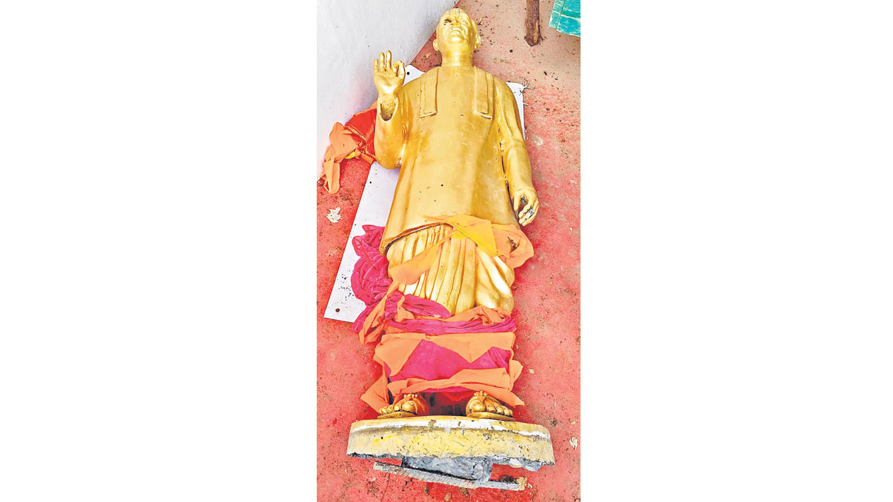 చెన్నూర్లో వరదాచార్యుల విగ్రహ తొలగింపు వివాదం చెన్నూర్లో వరదాచార్యుల విగ్రహ తొలగింపు వివాదం