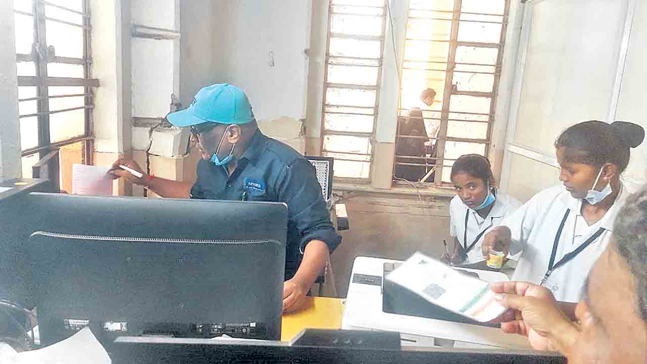 ఆరోగ్యశ్రీ ఉద్యోగుల తొలగింపు.. ఆగ్రహం వ్యక్తం చేసిన సిబ్బంది