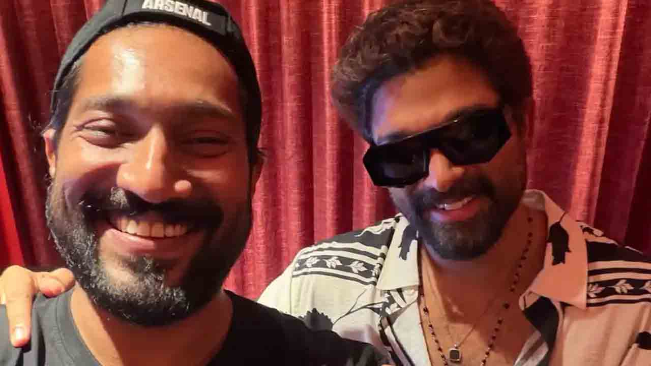 Allu Arjun | అల్లు అర్జున్‌తో క్రేజీ డైరెక్టర్ ఫ్యాన్ బాయ్ మూమెంట్‌.. ట్రెండింగ్‌లో స్టిల్‌