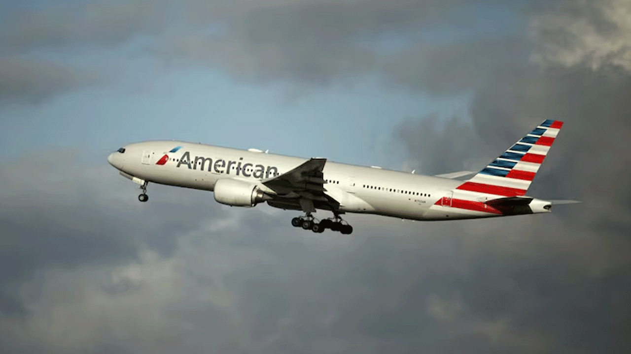 American Airlines | దుస్తులు విప్పేసి, ప‌రుగులు పెడుతూ కేక‌లు.. విమానంలో మ‌హిళ వింత ప్ర‌వ‌ర్త‌న‌..!