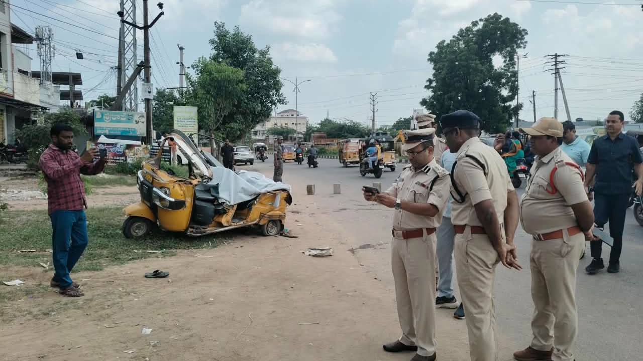 Road Accident | ఘోర రోడ్డు ప్రమాదం.. లారీ, ఆటో ఢీ, నలుగురు మృతి