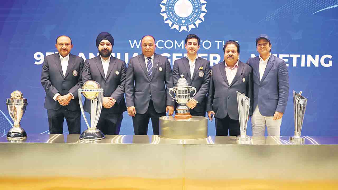 బోర్డు పెద్దల చేతుల్లో అగార్కర్‌ భవితవ్యం