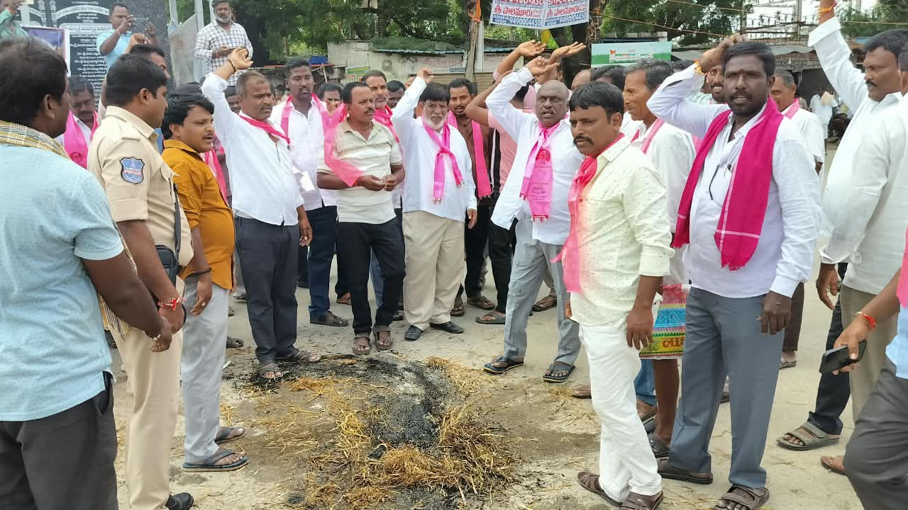 CM Effigy Burnt | అసెంబ్లీ ఘటనపై బిజినేపల్లిలో సీఎం దిష్టిబొమ్మ దగ్ధం