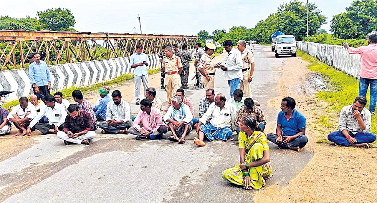 సాగునీటి కోసం రైతుల ఆందోళన
